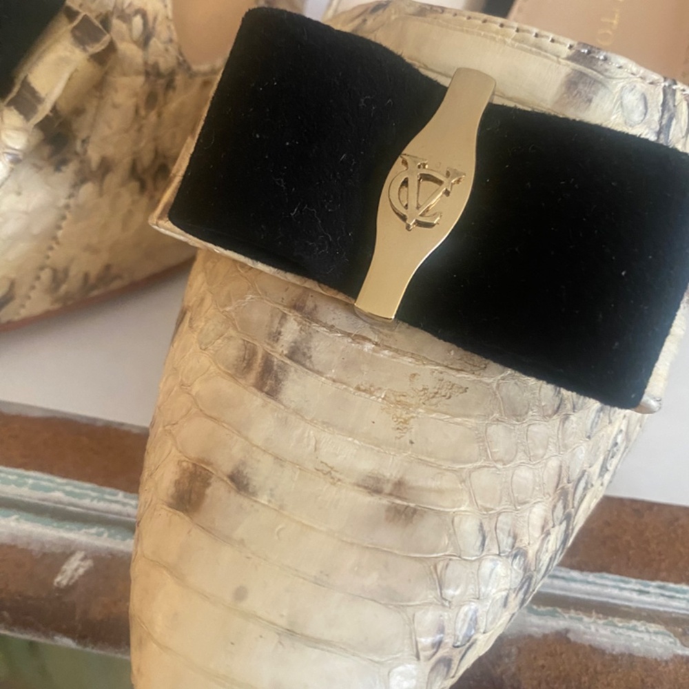 SNAKESKIN PUMP by Vince Camuto  LIKE NEW! 9.5 very chanel looking ! - Picture 6 of 7